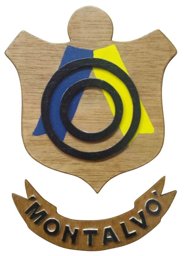 Escudo de la Ganadería Montalvo, hierro y divisa tallados en madera